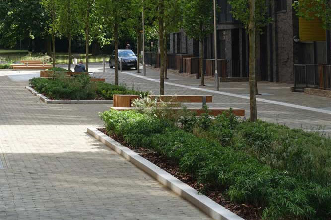 Green link with no direct plot access - facilitated through parking courtyards or adjacent Mews streets.