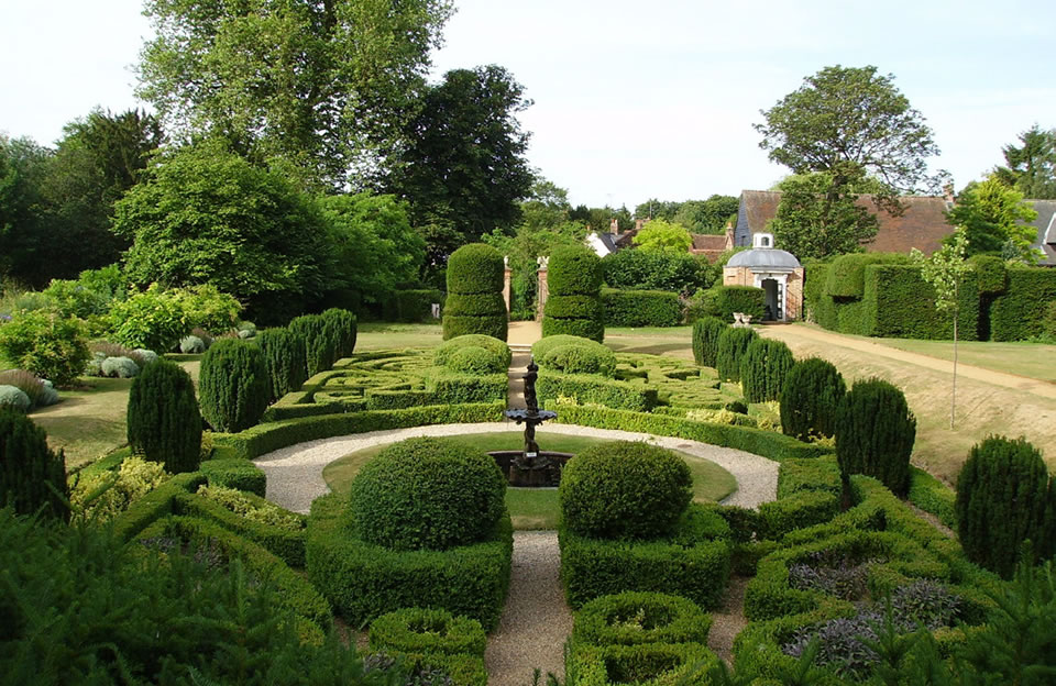 Bridge End Gardens compliment and reflect surrounding green space character.