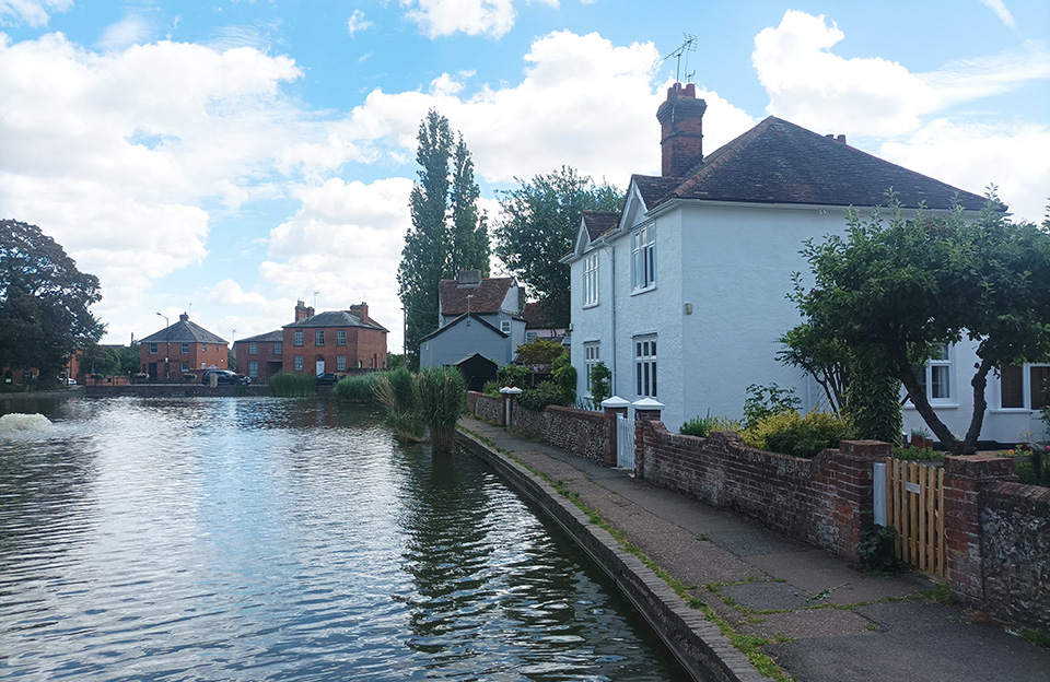 Positively addressing Doctors Pond from Star Lane.