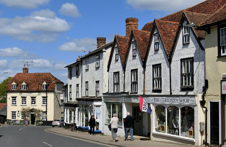 Focality at the junction of High Street with New Street where the War Memorial is located.