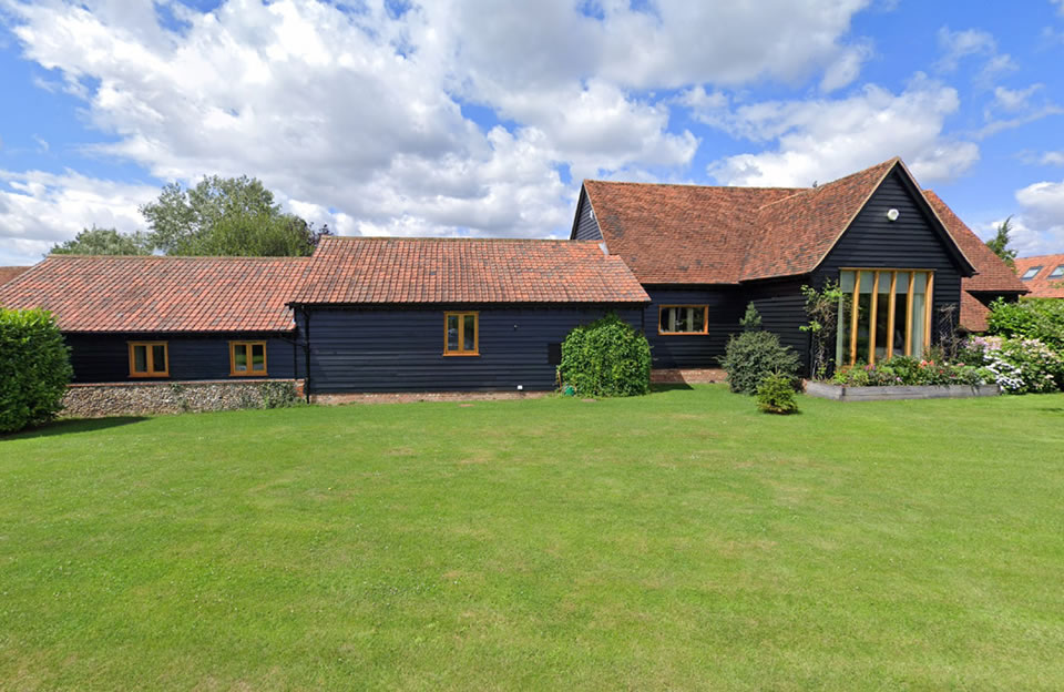 Local farmstead vernacular (black weatherboarding, peg tiled roof and flint wall) in Baconend Green.